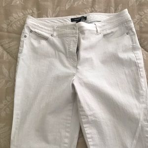 White stretchy jeans by Ellen Tracy